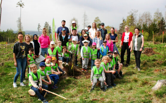 Kinder der Obermayr Kita Campolino pflanzen 350 Bäume für die Zukunft.