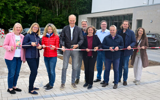 Einweihung des neuen Parkplatzes für Eltern und Lehrer.