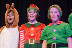 Die Schüler der 3. Klasse der Grundschule Bierstadter Straße führen das mini-Musica „Der Zeitenmann\" auf.