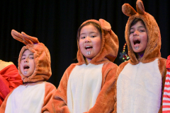 Die Schüler der 3. Klasse der Grundschule Bierstadter Straße führen das mini-Musica „Der Zeitenmann\" auf.