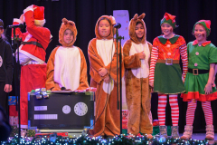 Die Schüler der 3. Klasse der Grundschule Bierstadter Straße führen das mini-Musica „Der Zeitenmann\" auf.