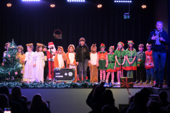 Die Schüler der 3. Klasse der Grundschule Bierstadter Straße führen das mini-Musica „Der Zeitenmann\" auf.