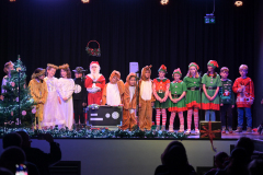 Die Schüler der 3. Klasse der Grundschule Bierstadter Straße führen das mini-Musica „Der Zeitenmann\" auf.