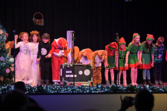 Die Schüler der 3. Klasse der Grundschule Bierstadter Straße führen das mini-Musica „Der Zeitenmann\" auf.