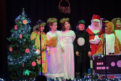 Die Schüler der 3. Klasse der Grundschule Bierstadter Straße führen das mini-Musica „Der Zeitenmann\" auf.