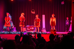 Die Schüler der 3. Klasse der Grundschule Bierstadter Straße führen das mini-Musica „Der Zeitenmann\" auf.