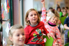 Niklas Löffler liest in der Grundschule Stauferland.