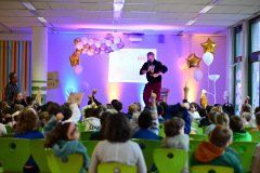 Niklas Löffler liest in der Grundschule Stauferland.