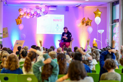 Niklas Löffler liest in der Grundschule Stauferland.