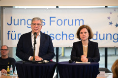 Podiumsdiskussion zur OB-Wahl 2025 am 9. März in der Mensa der Obermayr Europa-Schule.