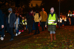 Laternenumzug der 1 KLassen der Obermayr Europa Schule zum Warmen Damm mit Mantelteilung.