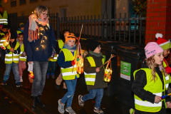 Laternenumzug der 1 KLassen der Obermayr Europa Schule zum Warmen Damm mit Mantelteilung.