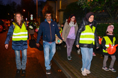 Laternenumzug der 1 KLassen der Obermayr Europa Schule zum Warmen Damm mit Mantelteilung.