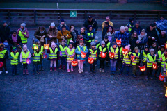 Laternenumzug der 1 KLassen der Obermayr Europa Schule zum Warmen Damm mit Mantelteilung.