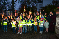 Laternenumzug der 1 KLassen der Obermayr Europa Schule zum Warmen Damm mit Mantelteilung.