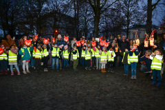 Laternenumzug der 1 KLassen der Obermayr Europa Schule zum Warmen Damm mit Mantelteilung.