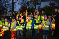 Laternenumzug der 1 KLassen der Obermayr Europa Schule zum Warmen Damm mit Mantelteilung.