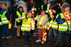 Laternenumzug der 1 KLassen der Obermayr Europa Schule zum Warmen Damm mit Mantelteilung.