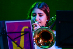 Weihnachtsfeier Campus Erbenheim: Die Musical Klasse 5 und 6 sowie die Chorklasse der Jahrgangsstufe sechs präsentieren beeindruckende Beiträge unter der kreativen Leitung von Andreas Leuck. Die Instrumentalklasse der Jahrgangsstufe 7 und die mitreißende Big Band unter der Leitung von Martin Hilpp sorgen für die perfekte festliche Stimmung. 