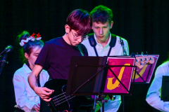 Weihnachtsfeier Campus Erbenheim: Die Musical Klasse 5 und 6 sowie die Chorklasse der Jahrgangsstufe sechs präsentieren beeindruckende Beiträge unter der kreativen Leitung von Andreas Leuck. Die Instrumentalklasse der Jahrgangsstufe 7 und die mitreißende Big Band unter der Leitung von Martin Hilpp sorgen für die perfekte festliche Stimmung. 