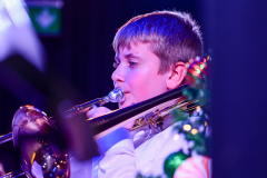 Weihnachtsfeier Campus Erbenheim: Die Musical Klasse 5 und 6 sowie die Chorklasse der Jahrgangsstufe sechs präsentieren beeindruckende Beiträge unter der kreativen Leitung von Andreas Leuck. Die Instrumentalklasse der Jahrgangsstufe 7 und die mitreißende Big Band unter der Leitung von Martin Hilpp sorgen für die perfekte festliche Stimmung. 