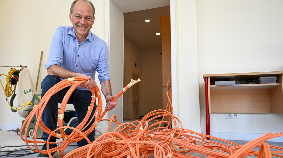 Dr. Gerhard Obermayr zeigt bei einem Rundgang den Fortschritt der Digitalisierung: Eine Hand voll LAN-Kabel.