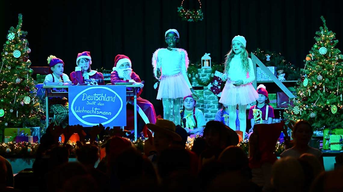 Die 3. und vierte Klasse bringen das Mini-Musica „Deutschland such den Weihnachtsmann" auf die Bühne.
