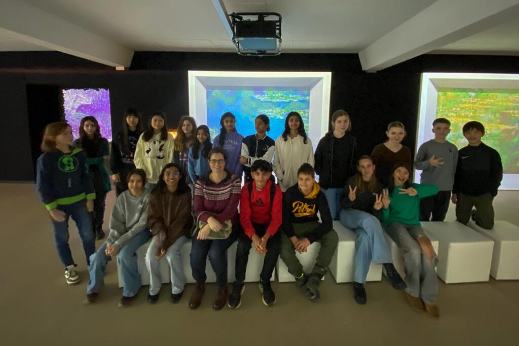 Schüler der Obermayr ISS besuchen die interaktive Monet-Ausstellung in der Raumfabrik in Frankfurt. 