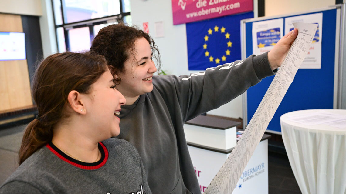 Schülerinnen der Obermayr Europa-Schule mit Stimmzettel.