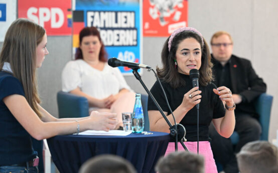 Isabel Schnitzler Martínez (FDP) stellt sich den Fragen der Schüler.