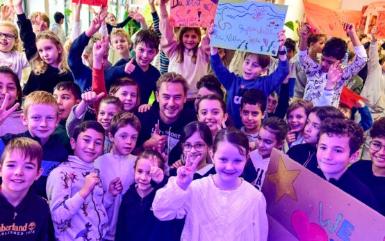 Niklas Löffler beim Vorlesetag in der Grundschule Stauferland.