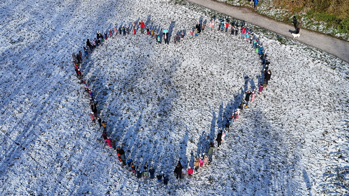 Kita Kinder bilden ein Herz