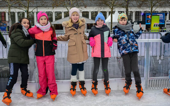 Schülerinnen der 2ten Klassen der Obermayr Europa Schul beim Eislaufen