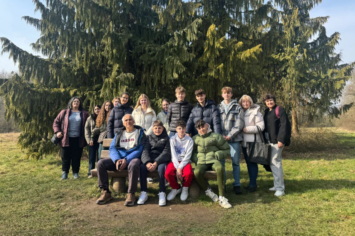 Schüler aus Heraklion und der ISS Schwalbach im zu Besuch im Arboretum.