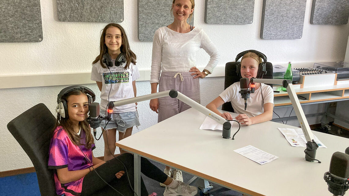 Eva Nieszporek macht mit Schülern Radio.