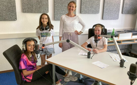 Eva Nieszporek macht mit Schülern Radio.