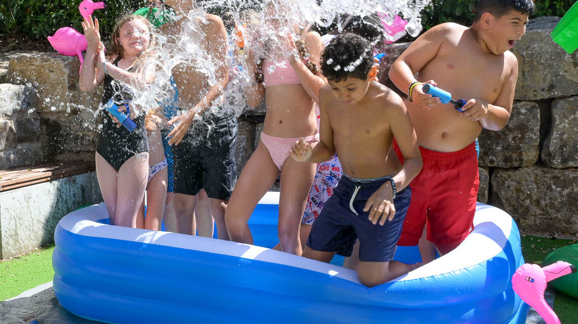 Dusche im Planschbecken: Dei Kinder kreischen.
