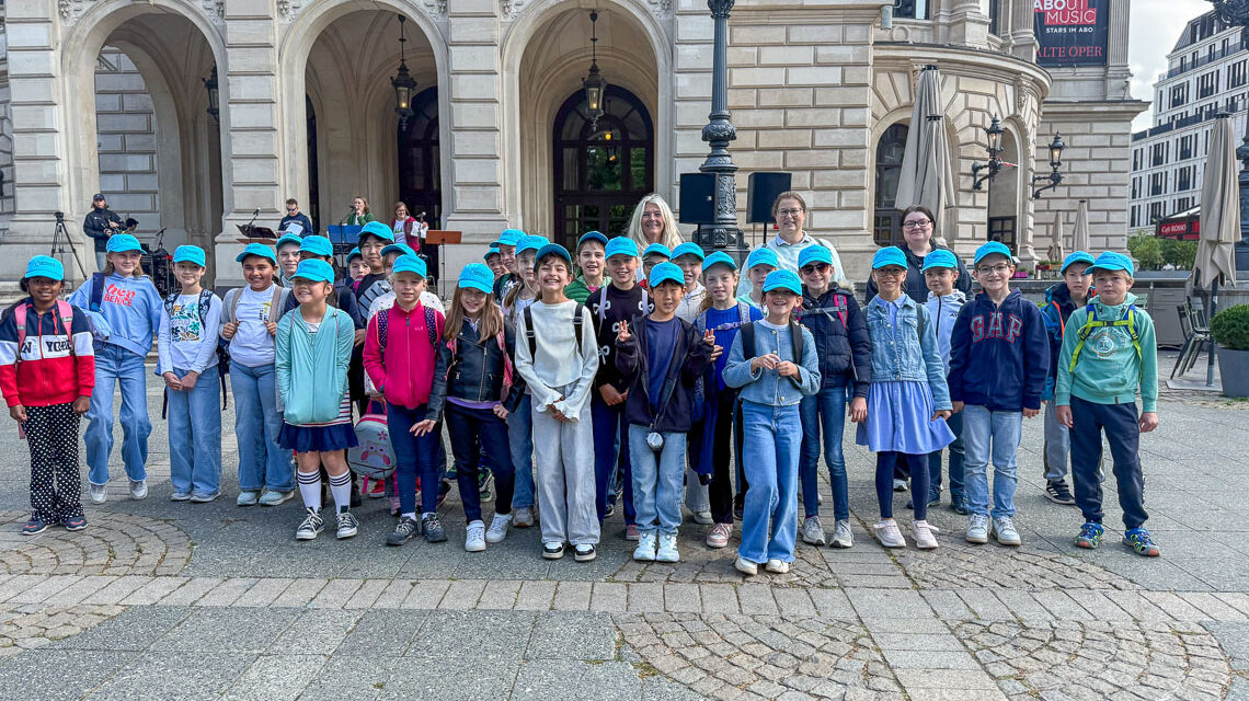 Grundschüler der Obermayr International School Schwalbach auf dem Weg zum PrimaCanta in Frankfurt