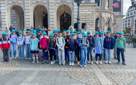 Grundschüler der Obermayr International School Schwalbach auf dem Weg zum PrimaCanta in Frankfurt