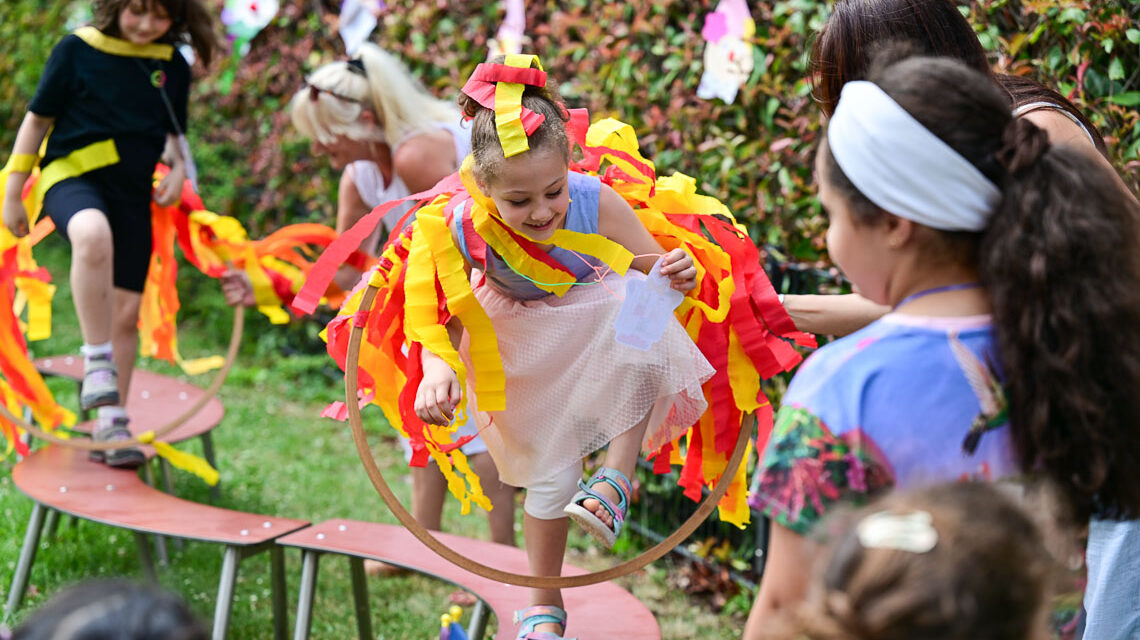 Ein Parcours der einem Drahtseilakt gleich. Kinder haben ihren Spaß.
