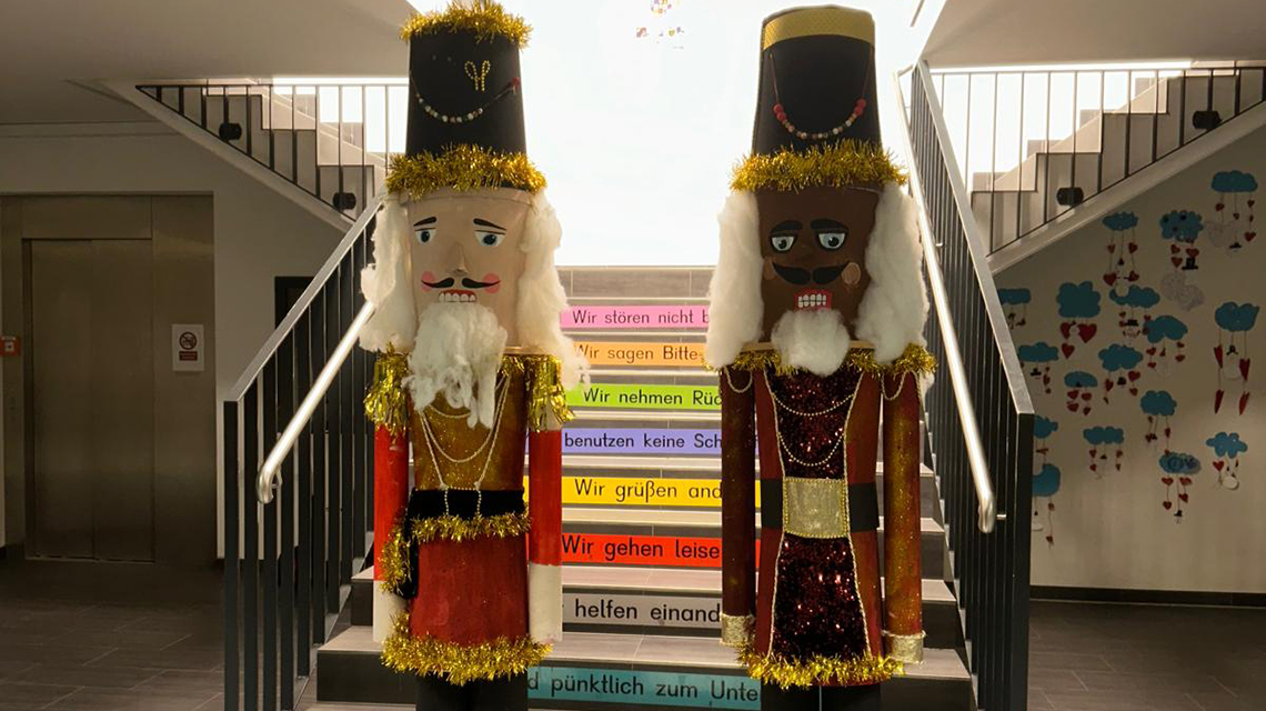 XXL-Nussknacker der Europa-Schule des Campus Rüsselsheim