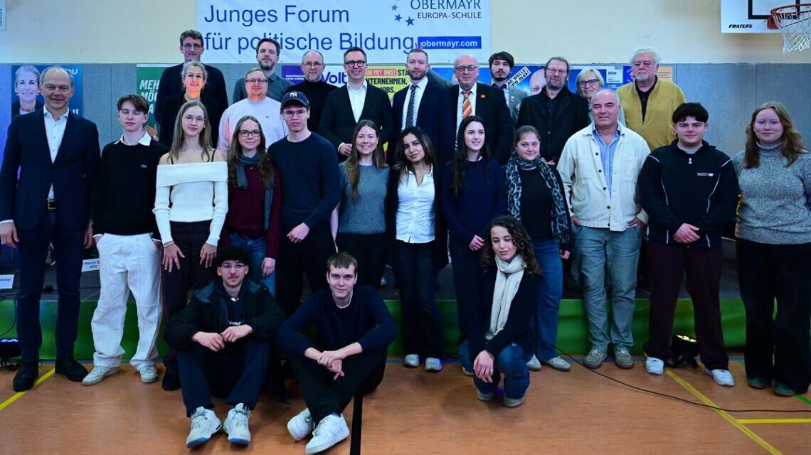 Podiumsdiskussion in der Sporthalle der Obermayr Europa-Schule am Campus Erbenheim.