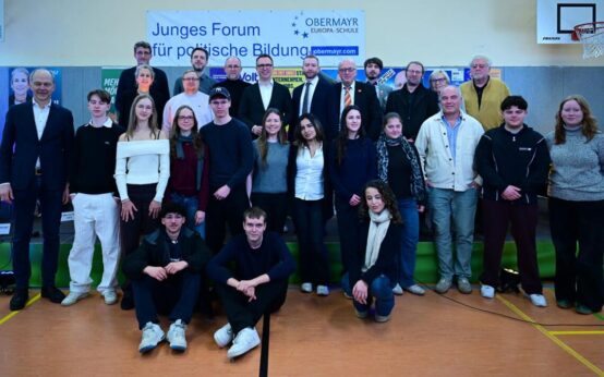 Podiumsdiskussion in der Sporthalle der Obermayr Europa-Schule am Campus Erbenheim.