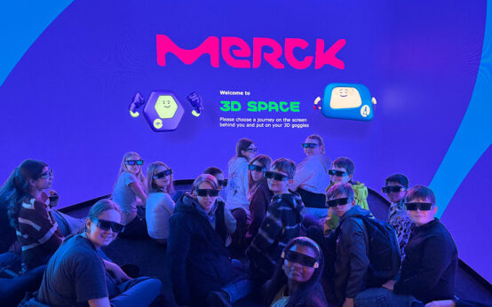 Die Klassen 7 und 8 der Europaschule Rüsselsheim war zu Besuch bei Merck in Darmstadt.