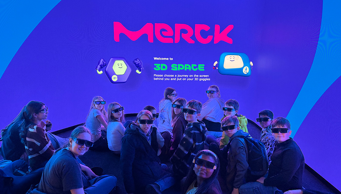 Die Klassen 7 und 8 der Europaschule Rüsselsheim war zu Besuch bei Merck in Darmstadt.