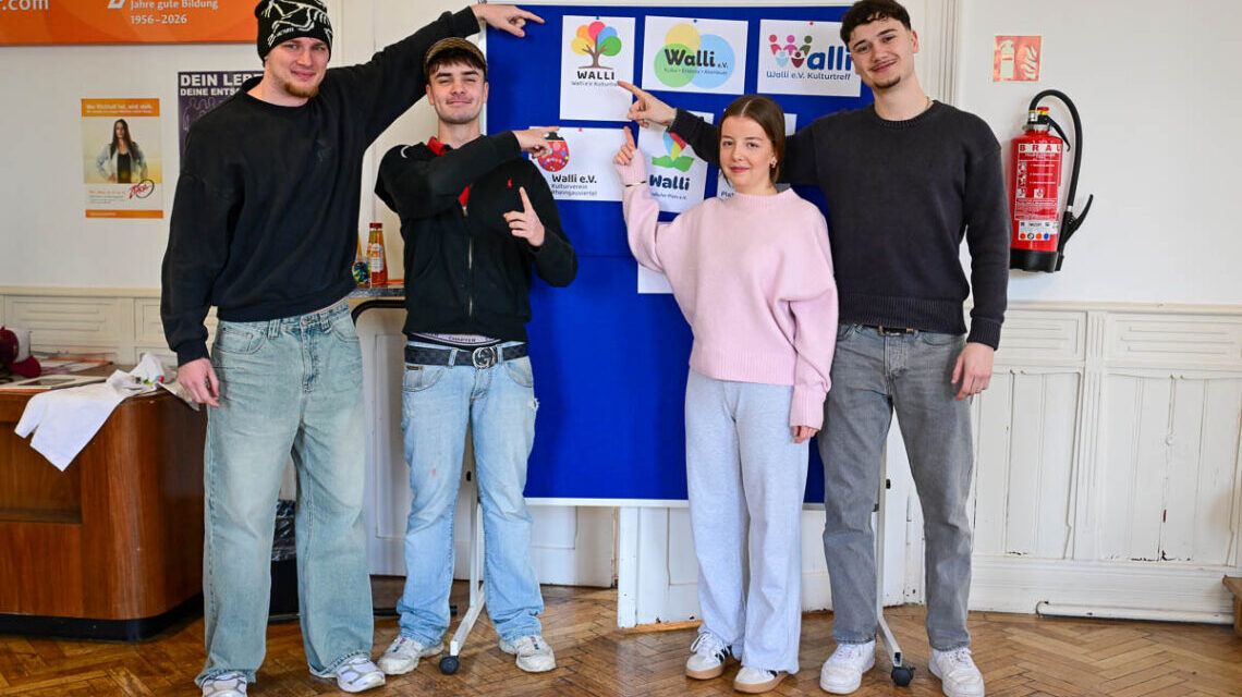Rocco, Emily, Jorin und Benedikt präsentieren das Sieger-Logo.
