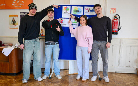 Rocco, Emily, Jorin und Benedikt präsentieren das Sieger-Logo.