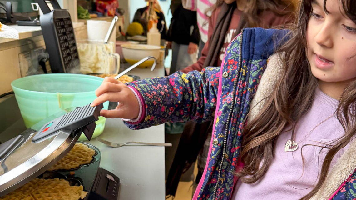 Schüler backen Waffeln für den guten Zweck.