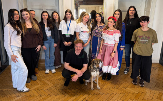 Sozialassistenz der Obermayr Business School mit Schulhund Yuzu