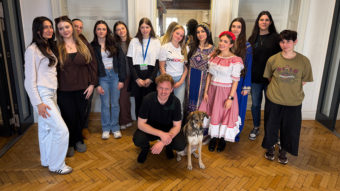 Sozialassistenz der Obermayr Business School mit Schulhund Yuzu